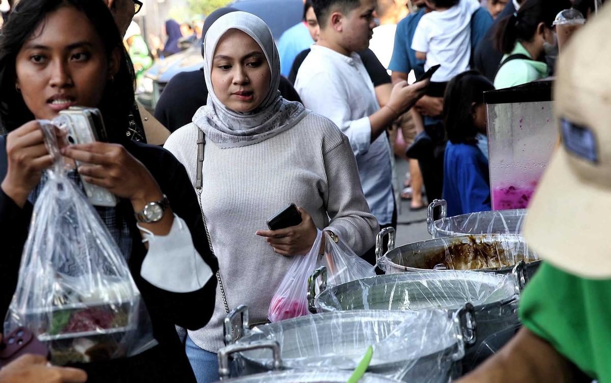 FOTO: Berdesakan Berburu Takjil Di Pasar Benhil