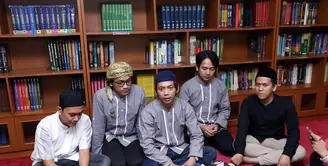 Kegiatan baru grup musik DMasiv bersama dengan penggemarnya. Ryan dan kawan-kawan menggelar ngaji bareng dengan penggemarnya. Tidak hanya itu, dalam acara itu juga ada ustadz yang membimbing. (Nurwahyunan/Bintang.com)