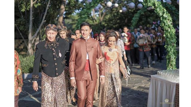 6 Momen Lamaran Resmi Caesar Hito dan Felicya Angelista, Romantis di Pinggir Pantai