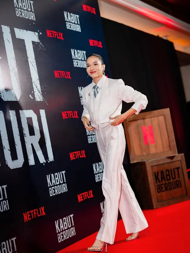 6 Gaya Semi Maskulin Putri Marino Pakai Jas Berdasi di Premiere Film Terbaru