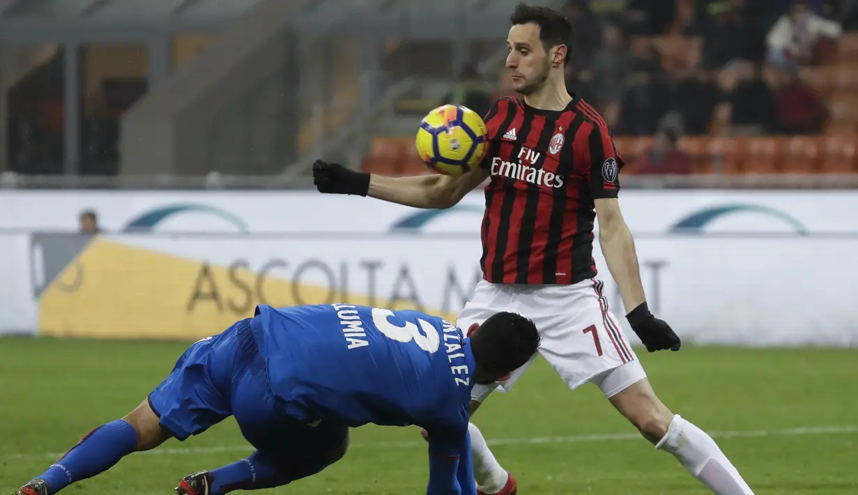 Striker AC Milan, Nikola Kalinic, mengontrol bola saat pertandingan melawan Bologna pada laga Serie A di Stadion San Siro, Senin (11/12/2017). AC Milan menang 2-1 atas Bologna. (AP/Luca Bruno)