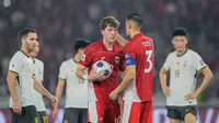 Pemain Timnas Indonesia, Jay Idzes memberikan bola kepada Ole Romeny untuk mengeksekusi tendangan penalti dalam laga lanjutan putaran ketiga Kualifikasi Piala Dunia 2026 melawan China di Stadion Utama Gelora Bung Karno (SUGBK), Senayan, Jakarta, Selasa (05/06/2025). (Bola.com/Bagaskara Lazuardi)