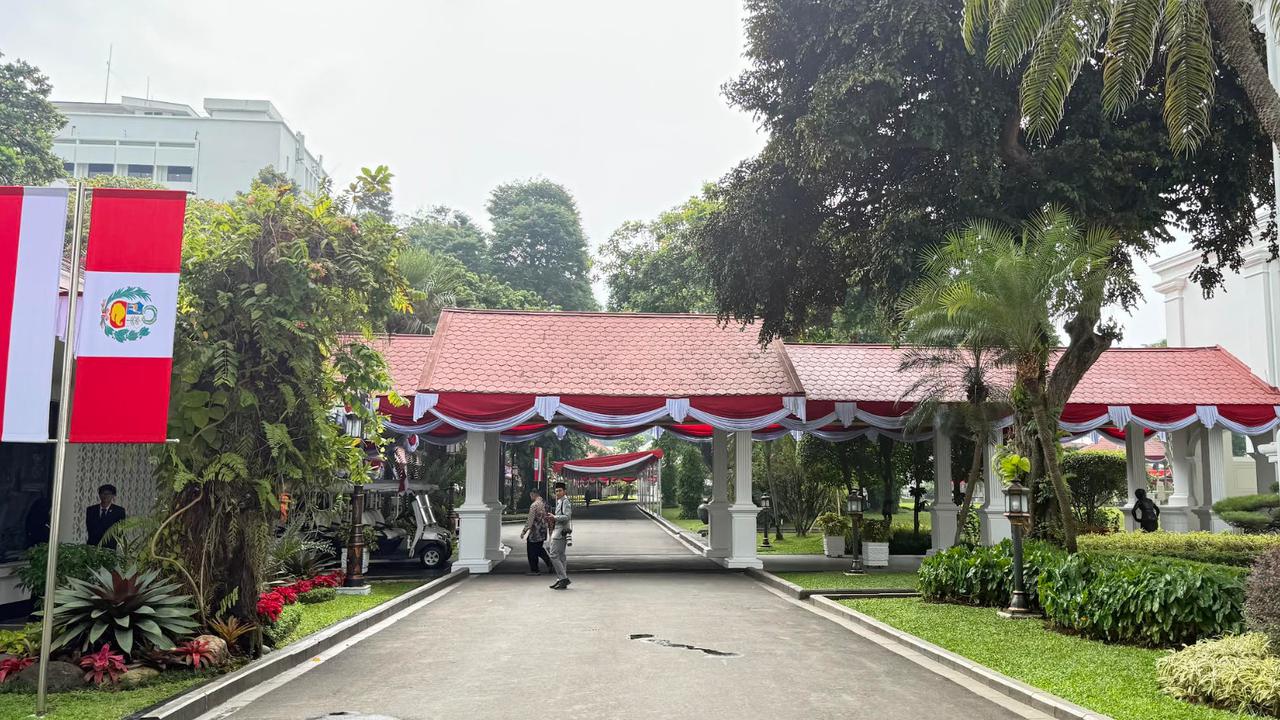 Melihat Persiapan Istana Jelang Upacara HUT ke-80 RI, Umbul-umbul Mulai Dipasang