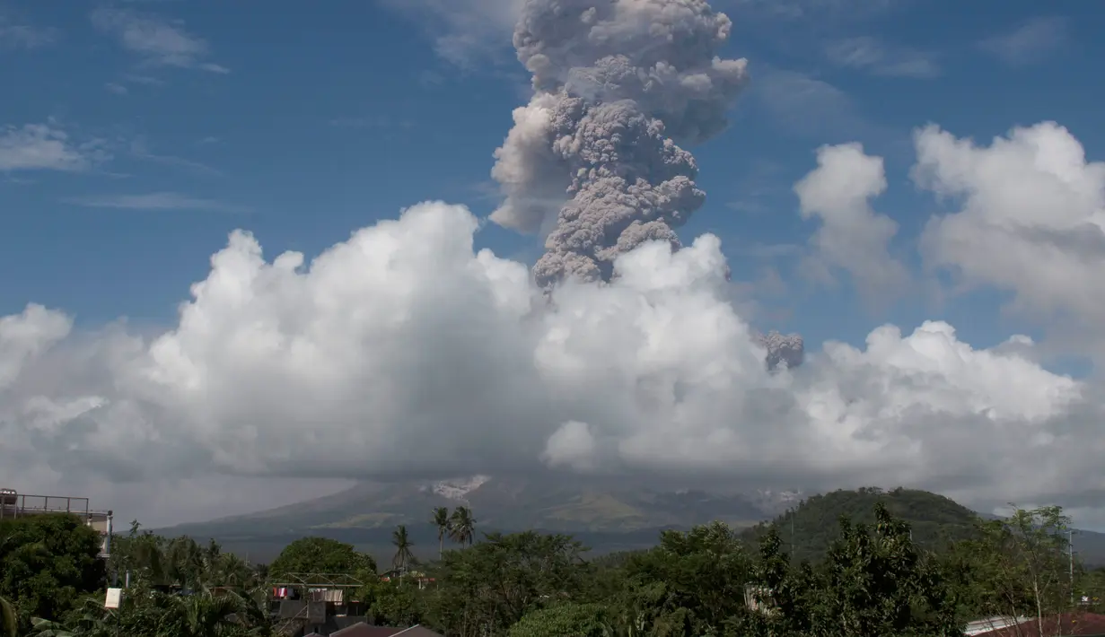 Gunung Mayon di Filipina mengeluarkan gumpalan asap raksasa terlihat dari Camalig, selatan Manila, Senin (22/1). Status level 4 menandakan bahwa letusan gunung akan terjadi dalam waktu dekat. (AP Photo/Earl Recamunda)