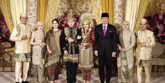 Dalam akad nikah yang kental nuansa adat Aceh, Annisa Pohan tampil menawan dalam balutan busana terbaiknya. Ia turut mengenakan songket yang berasal dari tempat kelahiran Beby Tsabina tersebut. [@annisayudhoyono].
