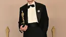 Cillian Murphy menerima piala Oscarnya yang pertama untuk kategori Best Actor di film Oppenheimer. Ia tampil menawan dengan outfit kemenangannya yang menarik untuk didiskusikan. [Foto: Instagram/cillianmurphyofficiall]