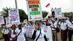 Massa yang tergabung dalam Forum Perjuangan Pensiun Perjan Pegadaian (FP3PP) menggelar aksi di depan Istana Negara, Jakarta, (25/10). Mereka menuntut pemerintah membayarkan pensiunan PNS Mantan PNS Perjan Pegadaian Depkeu. (Liputan6.com/Faizal Fanani)
