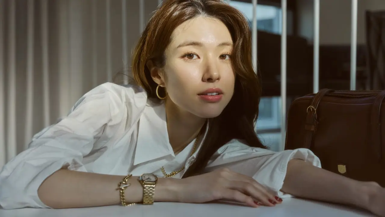 Tiru Gaya Chic Minimalis Ha Young yang Padu Padan Jam Tangan yang Tepat
