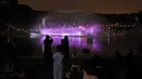 Warga menghadiri festival cahaya Noor Riyadh yang diadakan di Taman Al-Salam, Riyadh, Arab Saudi, 3 November 2022. Lebih dari 190 karya seni dipamerkan di ruang publik Riyadh selama festival cahaya Noor Riyadh, termasuk instalasi monumental dan interaktif serta patung-patung. (Fayez Nureldine/AFP)