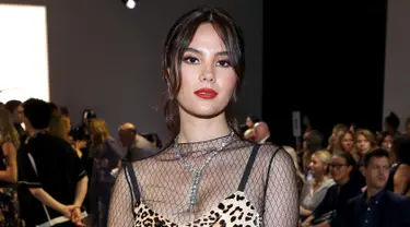 Miss Universe 2018, Catriona Grey menghadiri fashion show Nicole Miller selama New York Fashion Week: The Shows at Gallery II di Spring Studios di New York City (8/9/2019). Catriona Grey mengenakan gaun bermotif leopard dengan bloseu mesh transparan. (AFP Photo/Bennett Raglin)