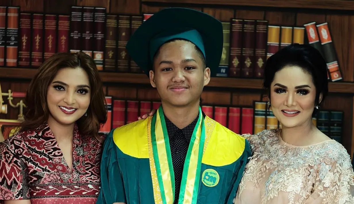 Potret Keceriaan Azriel setelah wisuda. Dalam salah satu unggahan Ashanty, ibu sambung Azriel, kehadiran Krisdayanti sebagai kejutan untuk Azriel. (Instagram/azriel_hermansyah)