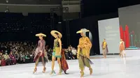 Cantiknya Wastra Tenun Baduy Bergaya Urban di Indonesia Fashion Week 2025