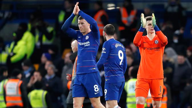Para pemain Chelsea bertepuk tangan saat merayakan kemenangan mereka atas Huddersfield Town dalam lanjutan Liga Inggris di Stadion Stamford Bridge, London, Sabtu (2/2). (AP Photo/Alastair Grant)