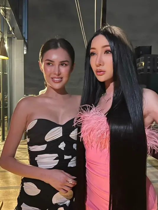 Di hari bahagia itu, Lucinta Luna tampil feminin dengan strapless dress berwarna pink dengan aksen faux fur di dada. [Foto: IG/lucintaluna_manjalita].