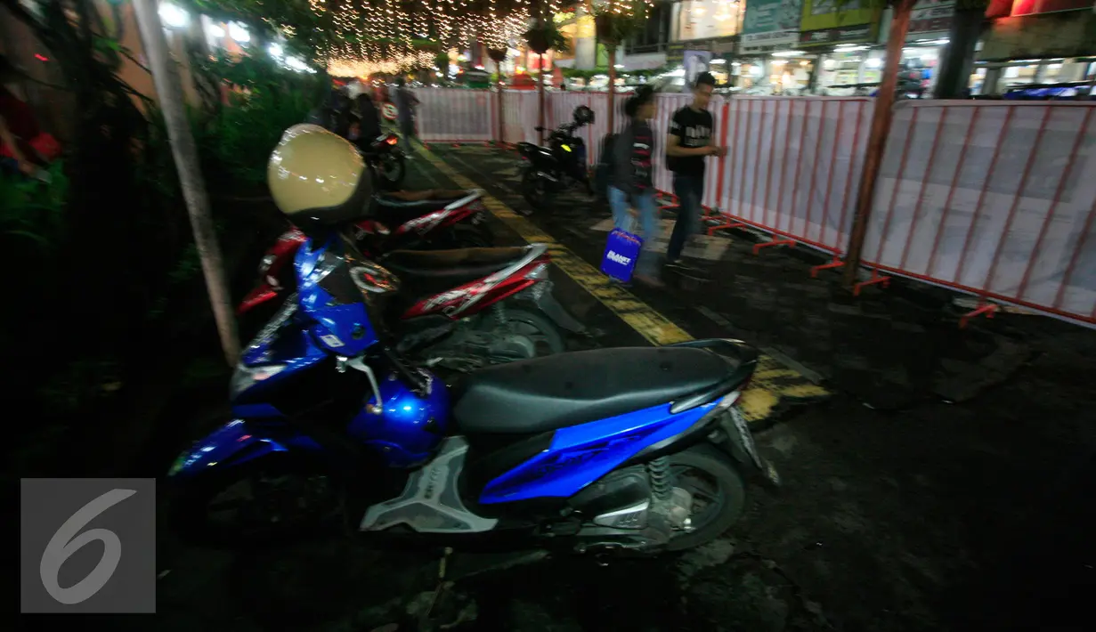 Sejumlah kendaraan masih terparkir di kawasan pendestrian Malioboro, Senin (4/4). Kawasan parkir Malioboro telah ditutup sejak hari ini dan akan gunakan untuk jalur pendestrian. (Liputan6.com/Boy Harjanto)