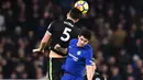 Pemain Chelsea, Alvaro Morata berduel dengan pemain Brighton,  Lewis Dunk (kiri) pada laga Premier League di Stamford Bridge, London, (26/12/2017). Chelsea menang 2-0. (AFP/Glyn Kirk)