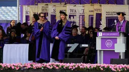 Penyanyi Taylor Swift dianugerahi gelar doktor kehormatan seni rupa pada upacara pembukaan New York University untuk angkatan 2022 di Yankee Stadium, New York, Amerika Serikat, 18 Mei 2022. (Dia Dipasupil/Getty Images/AFP)