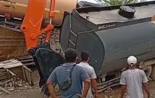 Kerahkan Dua Alat Berat, Polres Aceh Tamiang Evakuasi Truck Tangki Tersapu Banjir Bandang