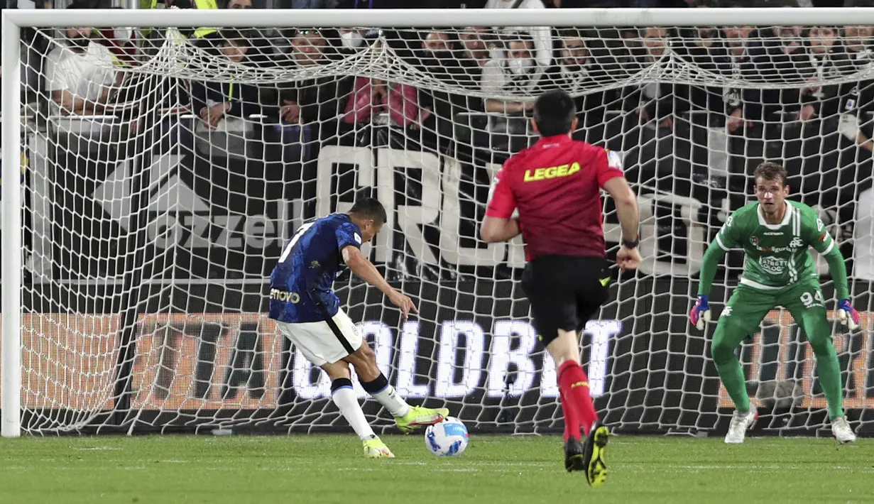 Pemain Inter Milan Alexis Sanchez (tengah) mencetak gol ke gawang Spezia pada pertandingan Serie A di Stadion Alberto Picco, Spezia, Italia, 15 April 2022. Inter Milan menang 3-1. (Tano Pecoraro/LaPresse via AP)