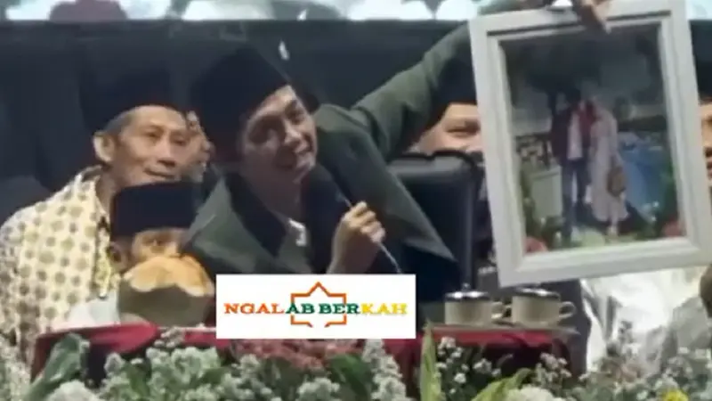 Gus Iqdam memperlihatkan foto dirinya dan Ning Nila dari Jemaahnya (SS: YT Ngalab Berkah)