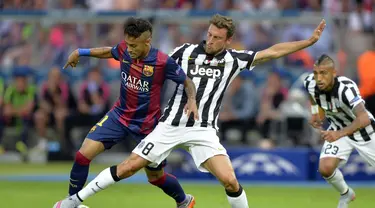 Neymar (kiri) bertarung memperebutkan bola dengan Claudio Marchisio di laga final Liga Champions 2014-2015 di Olympiastadion, Berlin, Minggu (7/6/2015). Barcelona keluar sebagai pemenang dengan skor 3-1. (AFP Photo/Oliver Lang)