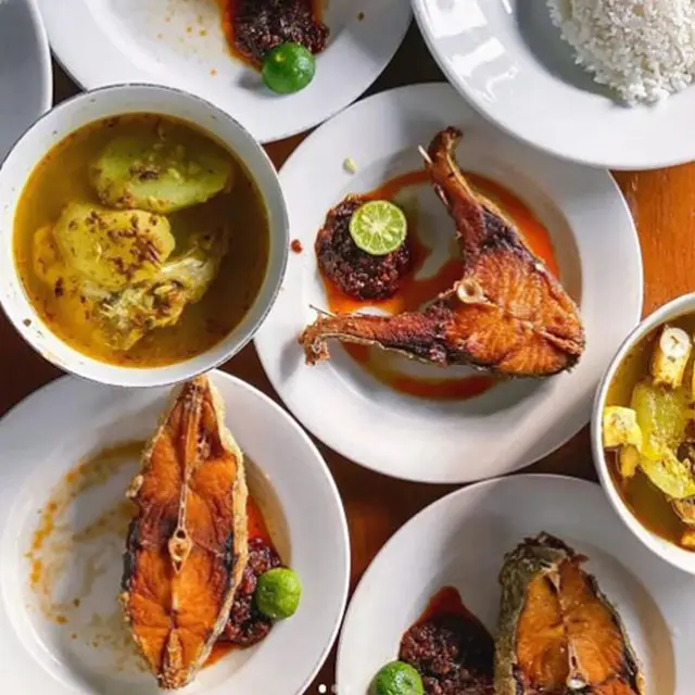 Sop Kepala Ikan Bumbu Kuning