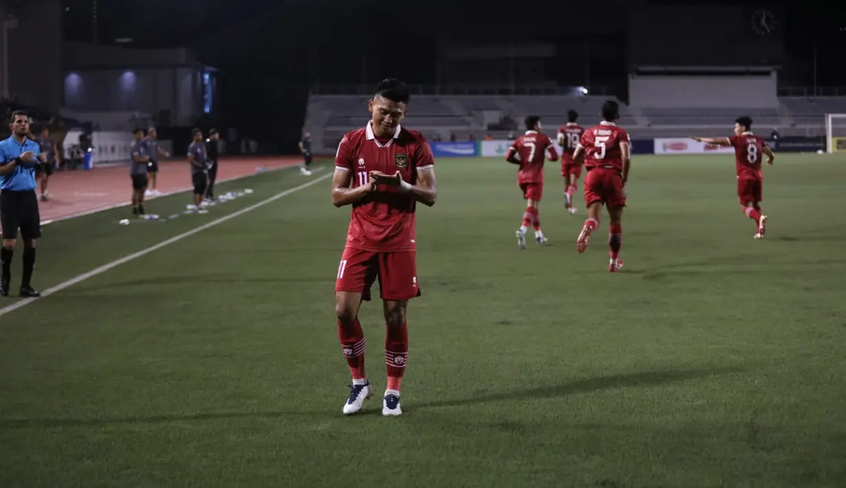 Penyerang Timnas Indonesia, Dendy Sulistyawan melakukan selebrasi usai mencetak gol ke gawang Filipina dalam laga grup A Piala AFF 2022 di Stadion Rizal Memorial, Manila, Filipina, Senin (2/1/2023). Indonesia menang tipis atas Filipina dengan skor 2-1 dan lolos ke semifinal dengan status runner up menemani Thailand sebagai juara grup A. (Foto: Dok PSSI)
