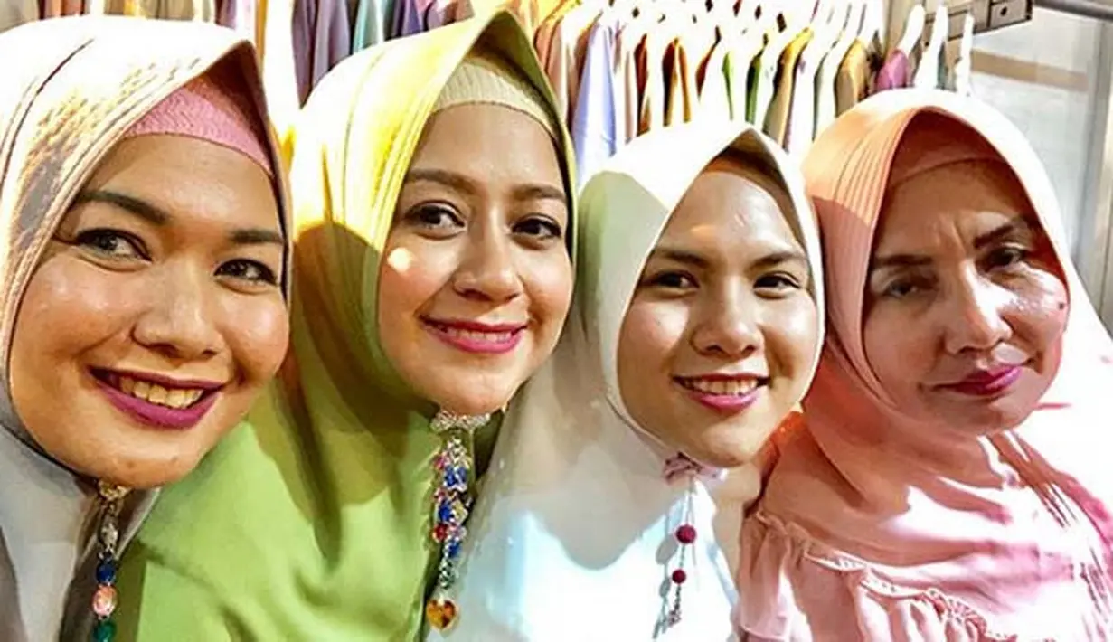 Evelyn begitu cantik dan anggun memakai hijab berwarna putihnya tersebut. Tak sendirian, Evelyn tampak bersama tiga perempuan berhijab lainnya.  (Instagram/evelinnadaanjani)