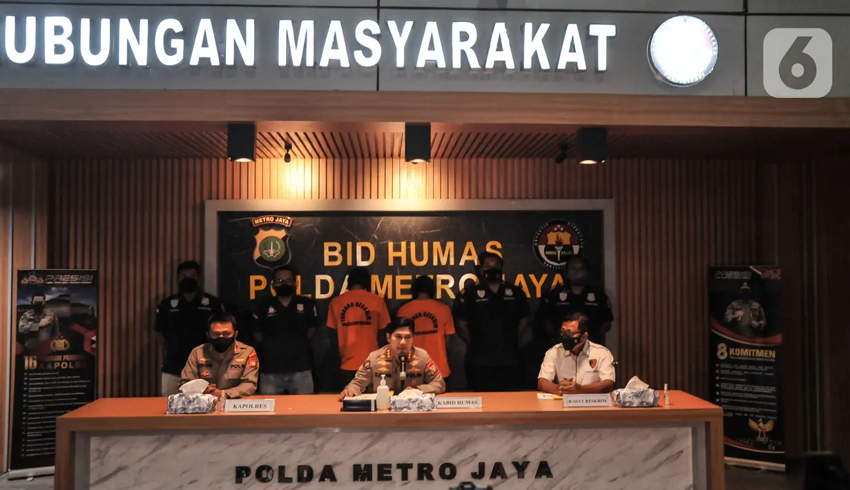 Kabid Humas Polda Metro Jaya Kombes Pol Endra Zulpan (tengah) didampingi Kapolres Metro Bekasi Kombes Pol Hendra Gunawan (kiri) memberikan keterangan saat rilis kasus mutilasi Bekasi di Mapolda Metro Jaya, Jakarta, Minggu (28/11/2021). (merdeka.com/Iqbal S Nugroho)