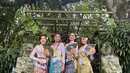 Kemewahan songket Bali dengan ragam warna yang kaya semakin mengoptimalkan keanggunan saat dikenakan. Padukan dengan kebaya sederhana, mampu menjadikan tampilan terlihat begitu anggun dan menawan. [Instagram/ Isanmenin]
