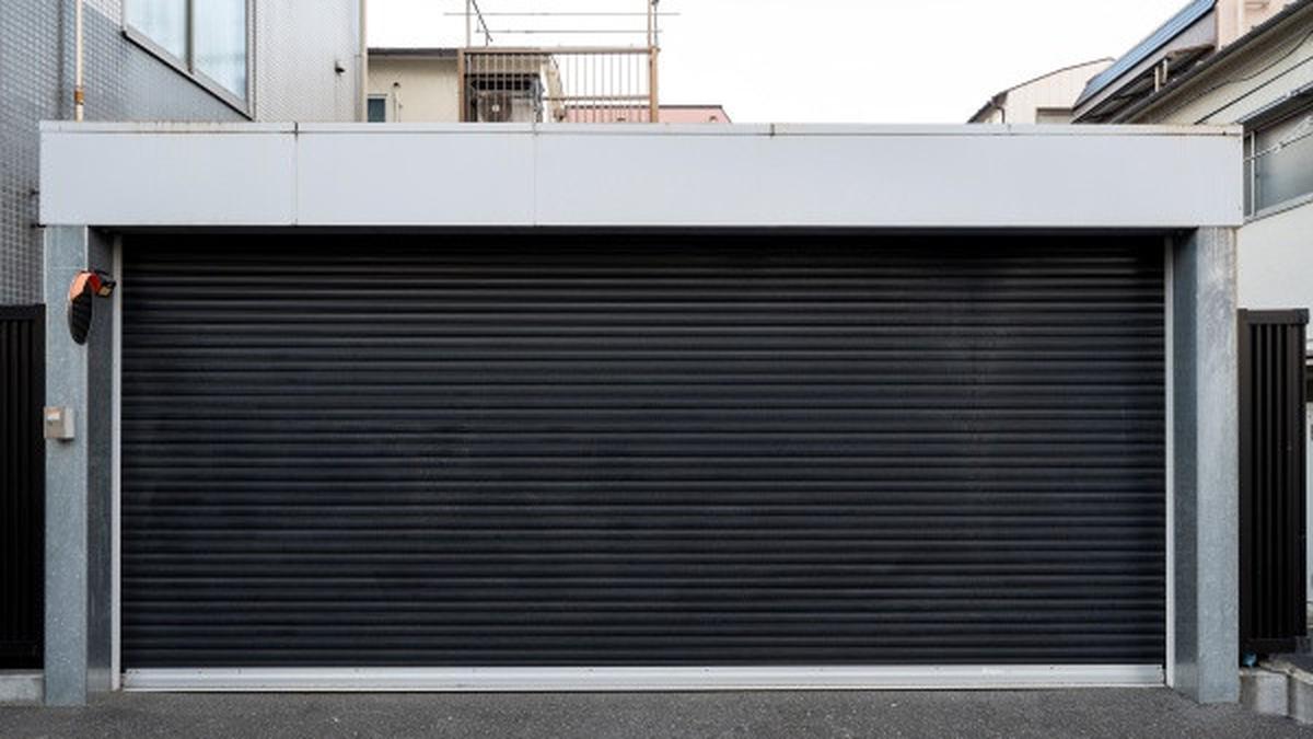 7 Model Pintu Garasi Minimalis yang Cocok untuk Rumah Modern 2025, Utamakan Estetika dan Keamanan