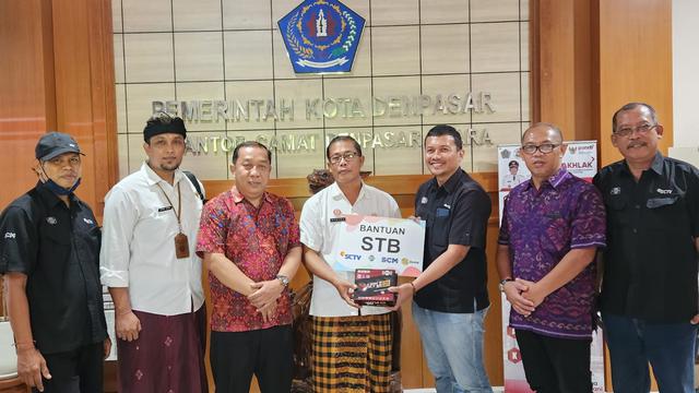 SCM EMTEK membagikan 1.020 STB TV digital gratis untuk warga Denpasar. Serah terima dilaksanakan di kantor Kecamatan Denpasar Utara, Bali, Selasa (21/2/2023).