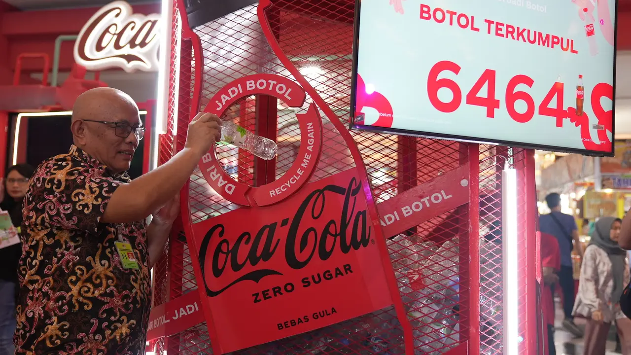 Coca-Cola membuka gerai bertema "Dari Botol Jadi Botol" di Jakarta Fair Kemayoran (JFK) 2024