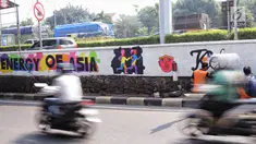 Petugas PSSU menyelesaikan mural bertema Asian Games di kawasan Tanjung Barat, Jakarta, Kamis (31/5). Mural itu dibuat untuk sosialisasi sekaligus bentuk dukungan terhadap perhelatan Asian Games pada Agustus 2018 mendatang. (Liputan6.com/Faizal Fanani)