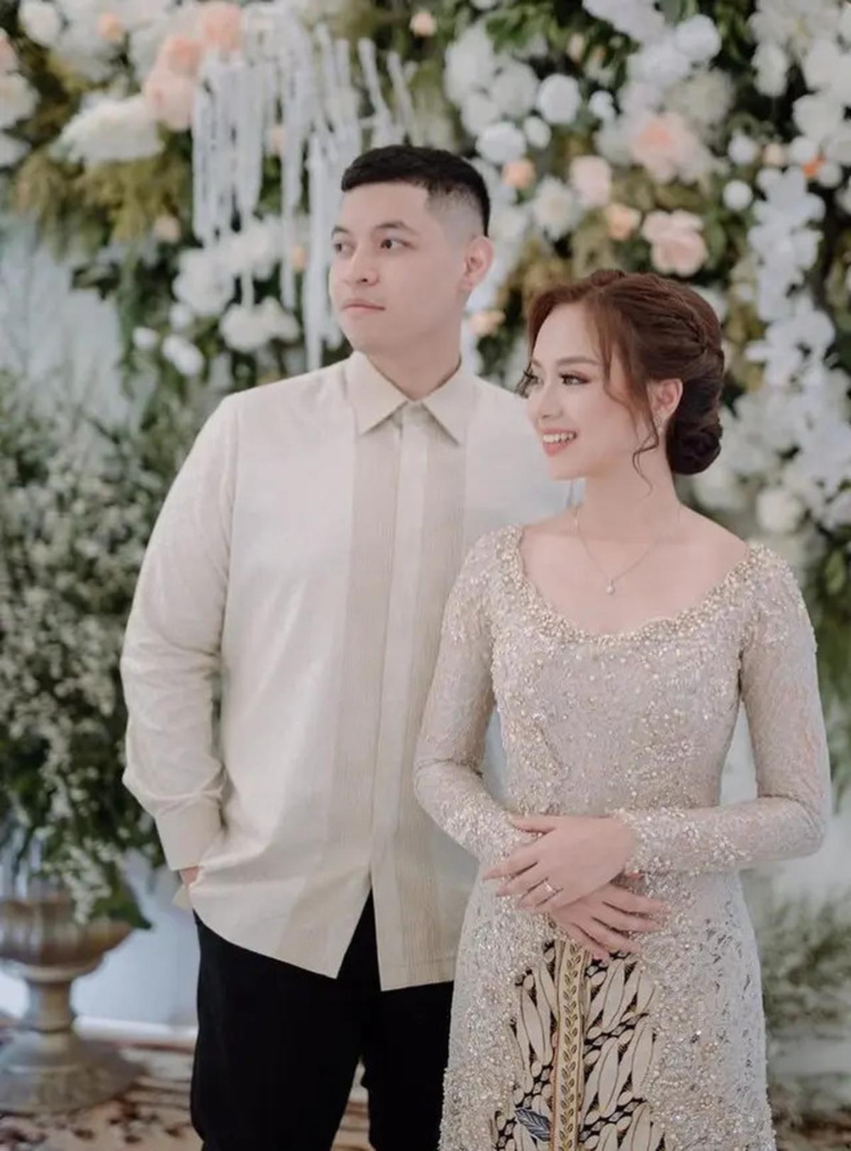 6 Pesona Putri Willy Dozan dan Betharia Sonata saat Tunangan, Sederhana Kenakan Kebaya Coklat