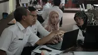 Suasana kerja PNS di Kota Cirebon. Foto (Liputan6.com / Panji Prayitno)