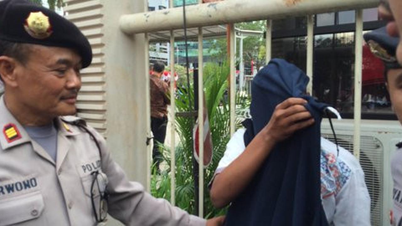 Puluhan pelajar palak kondektur dan pecahkan kaca Kopaja depan KPK