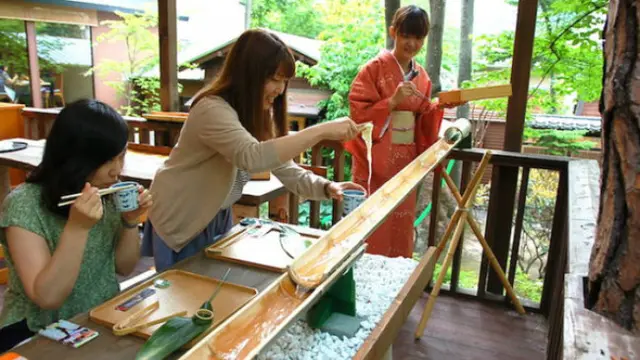 Makan nagashi-somen--artinya, mi yang mengalir--merupakan tradisi musim panas di Jepang.