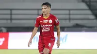 Syahrian Abimanyu - Pemain berusia 22 tahun itu membuat lini tengah Persija Jakarta semakin hidup. Kehadiranya seakan menjadi roh permainan Macan Kemayoran. Umpan-umpan pendek maupun panjang akurat yang menjadi ciri khasnya diprediksi akan merepotkan Persib. (Dok. Persija)