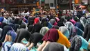 Sejumlah orang melakukan gerakan yoga di tengah jalan Times Square, New York pada 'Summer Solstice' atau hari dengan siang terpanjang di musim panas, Rabu (21/6). Acara itu menandai Hari Yoga Internasional yang jatuh pada 21 Juni. (TIMOTHY A. CLARY/AFP)
