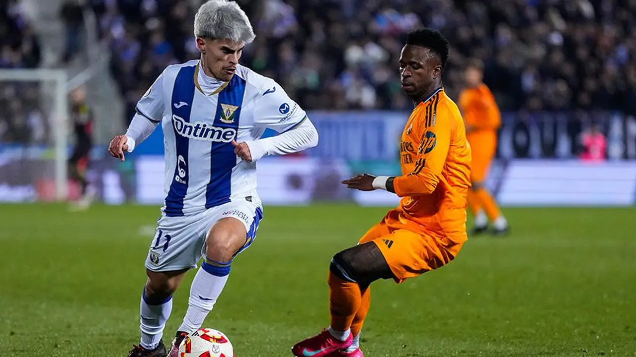 Vinicius Junior berebut bola dengan Juan Cruz, Leganes vs Real Madrid, Copa del Rey 2024/2025 (c) AP Photo/Manu Fernandez