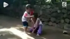 Aksi yang dilakukan para bocah ini benar-benar bikin ngakak. Yaitu dengan berpura-pura kesurupan.