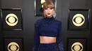 Taylor Swift tampil mengenakan two-pieces dress midnight-blue sparkling.  [@stealthelook].