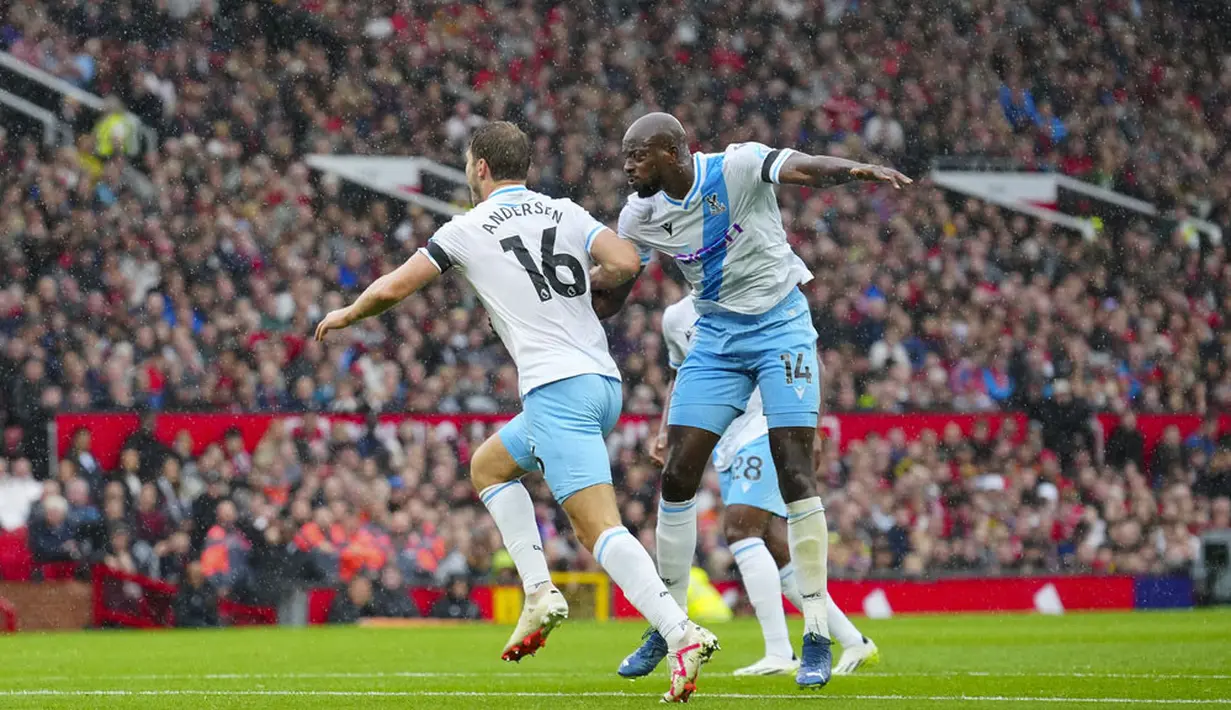 Para pemain Crystal Palace, Joachim Andersen, melakukan selebrasi bersama Jean-Philippe Mateta setelah mencetak gol ke gawang Manchester United pada laga Liga Inggris di Stadion Old Trafford, Minggu (1/10/2023). Mu takluk dengan skor 0-1. (AP Photo/Jon Super)