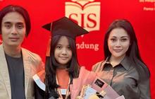 Potret Kebahagiaan Charly Van Houten dan Regina Dampingi Si Bungsu Wisuda Lulus SD, Tampilkan Momen Harmonis Keluarga
