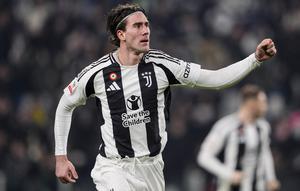 Striker Juventus, Dusan Vlahovic, mencetak satu gol saat timnya menang 4-0 atas Cagliari pada laga 16 besar Coppa Italia di Allianz Stadium, Rabu (18/12/2024) dini hari WIB. (Fabio Ferrari/LaPresse via AP)
