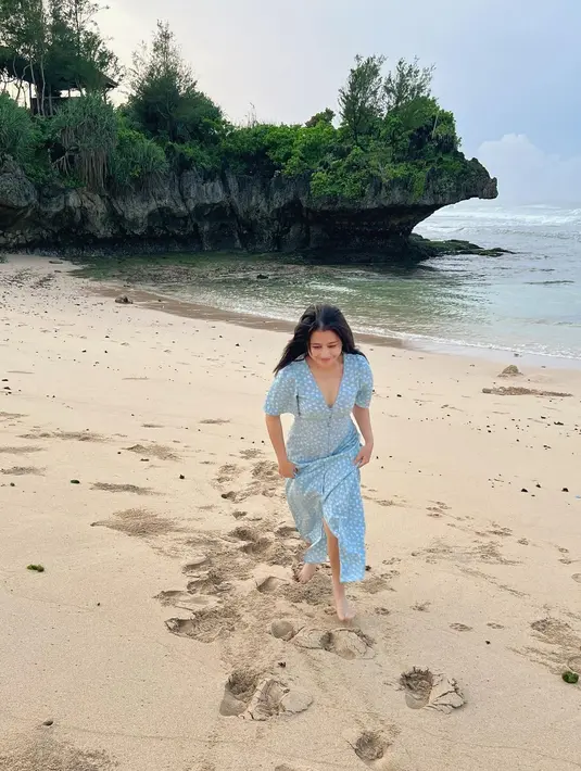 <p>Prilly Latuconsina sudah berada di pantai sejak pukul 5 pagi. [Foto: Instagram/ prillylatuconsina96]</p>