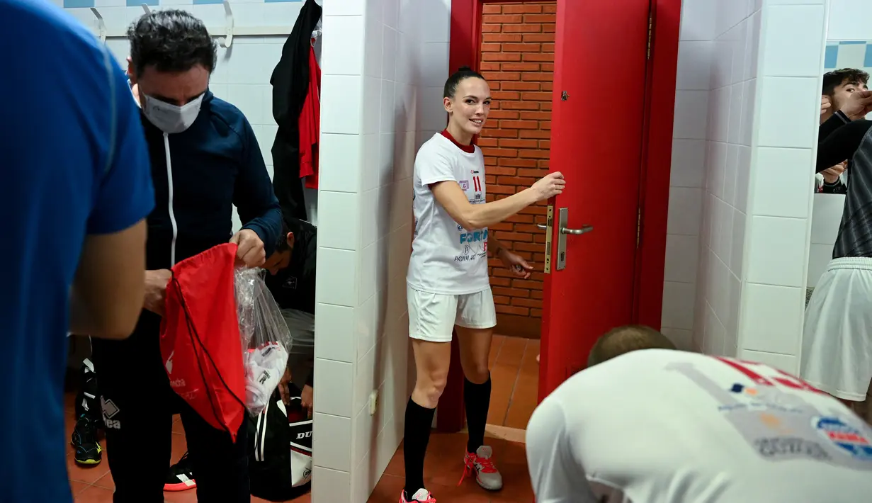 Pemain Spanyol Club Balonmano Albacete, Mireia Rodriguez (tengah) memasuki ruang ganti pria sebelum pertandingan pertamanya melawan Cabanillas di Albacete pada 6 November 2021. Mireia Rodriguez adalah wanita pertama yang bergabung dengan tim bola tangan pria profesional. (GABRIEL BOUYS / AFP)