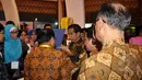 Presiden Joko Widodo (tengah) saat berbincang  di Jakarta Food Security Summit, Jakarta, Kamis (12/2/2015).  Acara ini ditujukan untuk mewujudkan karya dan komitmen para pelaku usaha dalam skala nasional dan internasional. (Liputan6.com/Faizal Fanani)