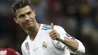 6. Cristiano Ronaldo - El Real berani menebus mahar £80 juta demi datangkan Ronaldo dari Man United. Takut bintang nya pergi, Real Madrid terpaksa mencantumkan klausul kontrak €1 miliar. (AFP/Isabella Bonotto)